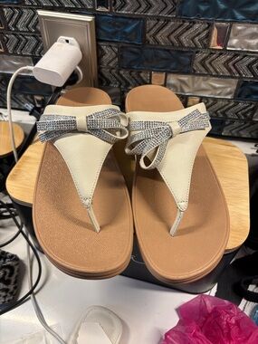 Fitflop Women's Cream Thong Sandals with Rhinestone Bow